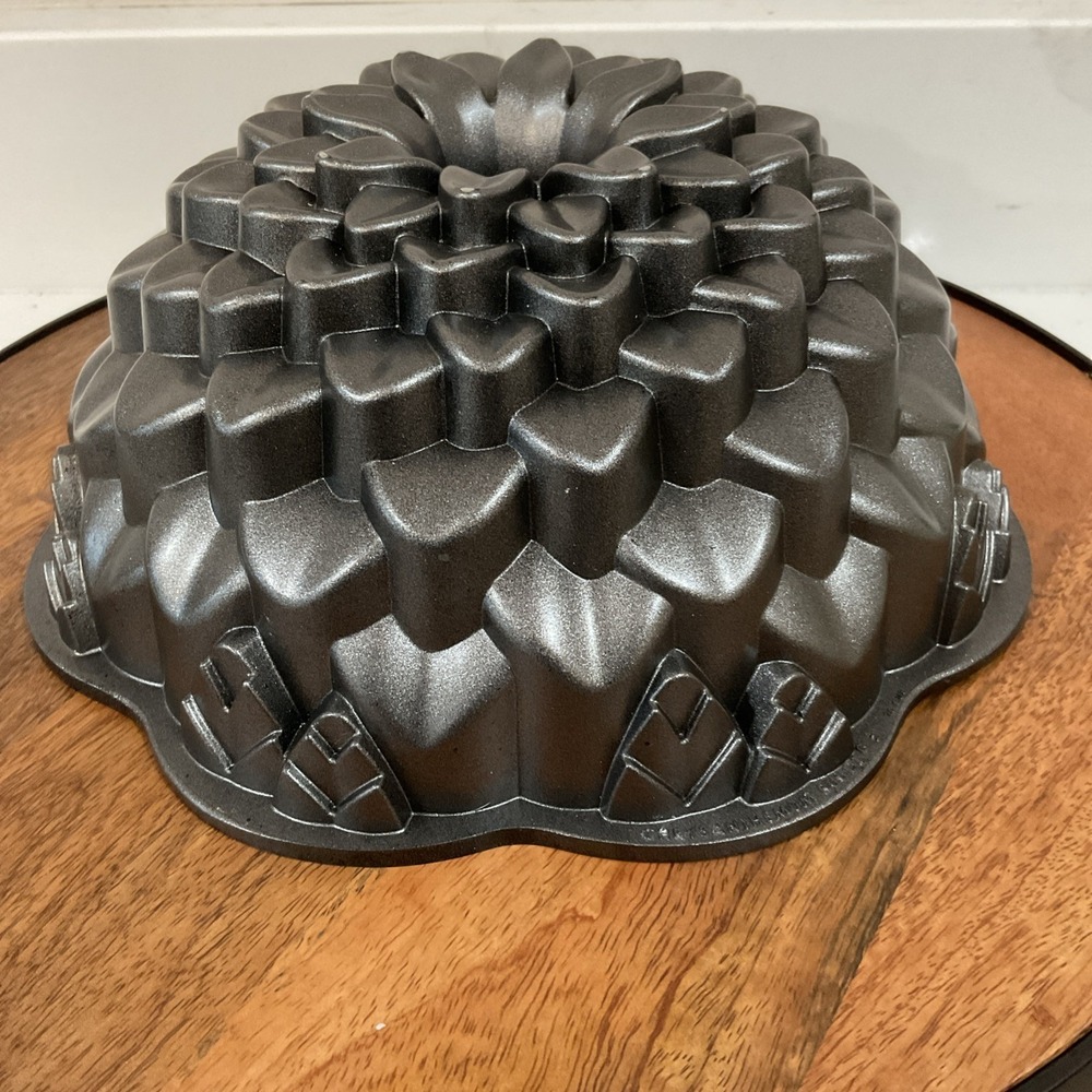 Nordicware Chrysanthemum Bundt Cake Pan 10 Cups